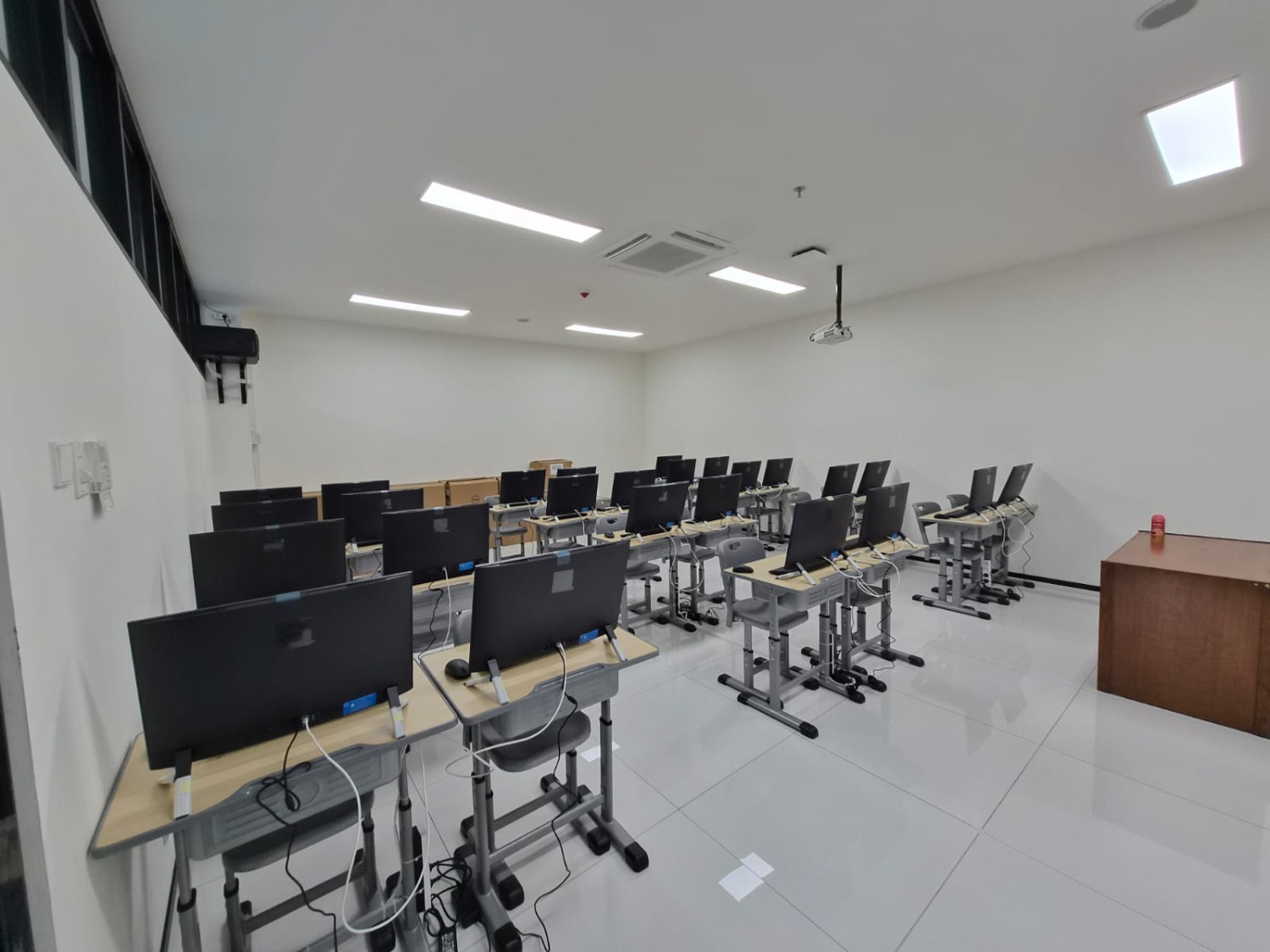 Kegiatan Praktikum di Laboratorium Program Studi Bisnis Digital