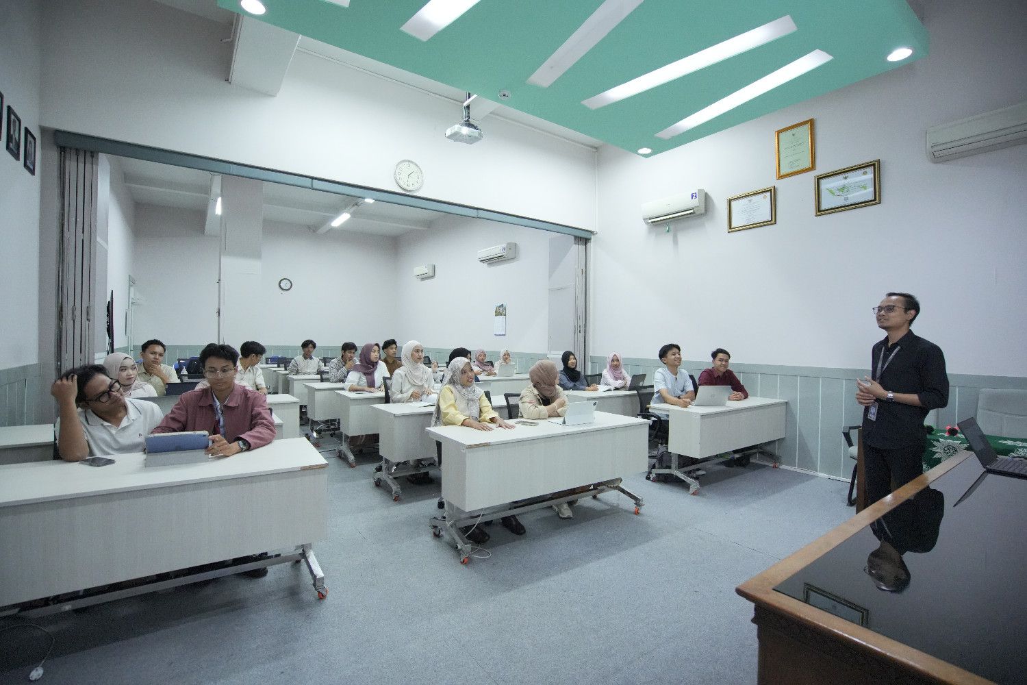 Suasana Pembelajaran Mahasiswa di Ruang Kelas